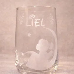 כוס עם חריטה